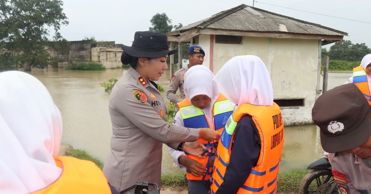 Kapolres Lampung Timur Siagakan Personel Seberangkan Masyarakat Way Bungur
