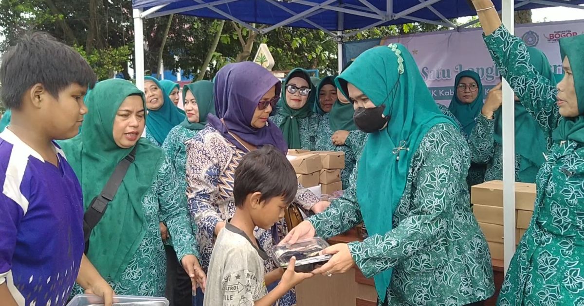 Sebanyak 500 Paket Takjil di Bagikan Kader PKK Kelurahan Pakansari