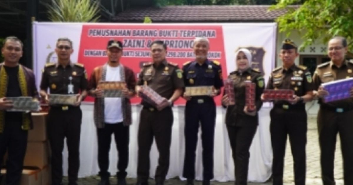 Rampasan Negara Rokok Ilegal di Musnahkan Kajati Riau