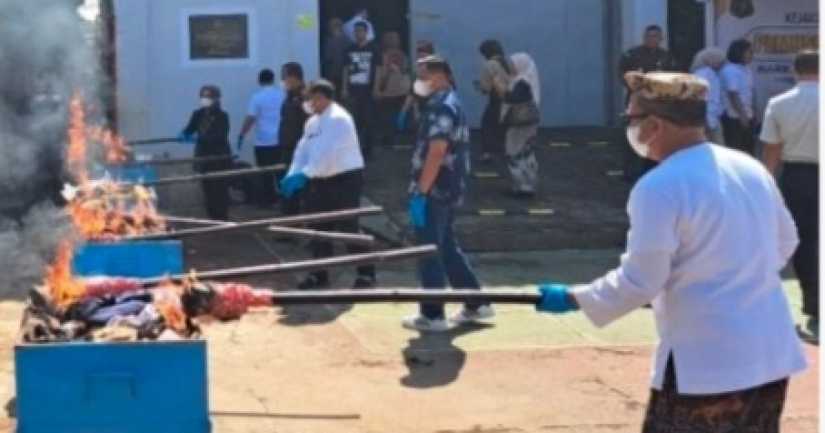 Sebanyak Seratus Delapan Puluh Barang Bukti, di Musnahkan Kejari Cirebon