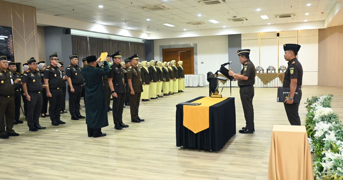 Kajati Sampaikan Pesan Tegas Saat Lantik Kajari dan Asisten Intelijen Kota Cirebon