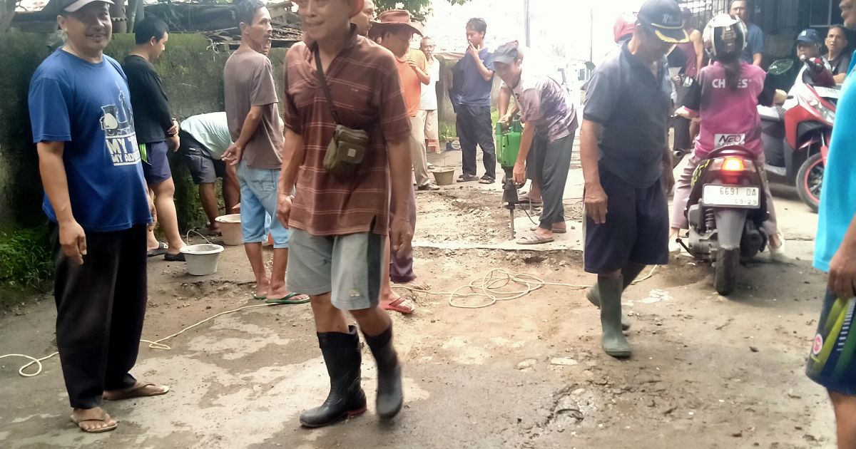 Mantaap  Warga RT 06 RW 12 Berswadaya Perbaikan Jalan Lingkungan