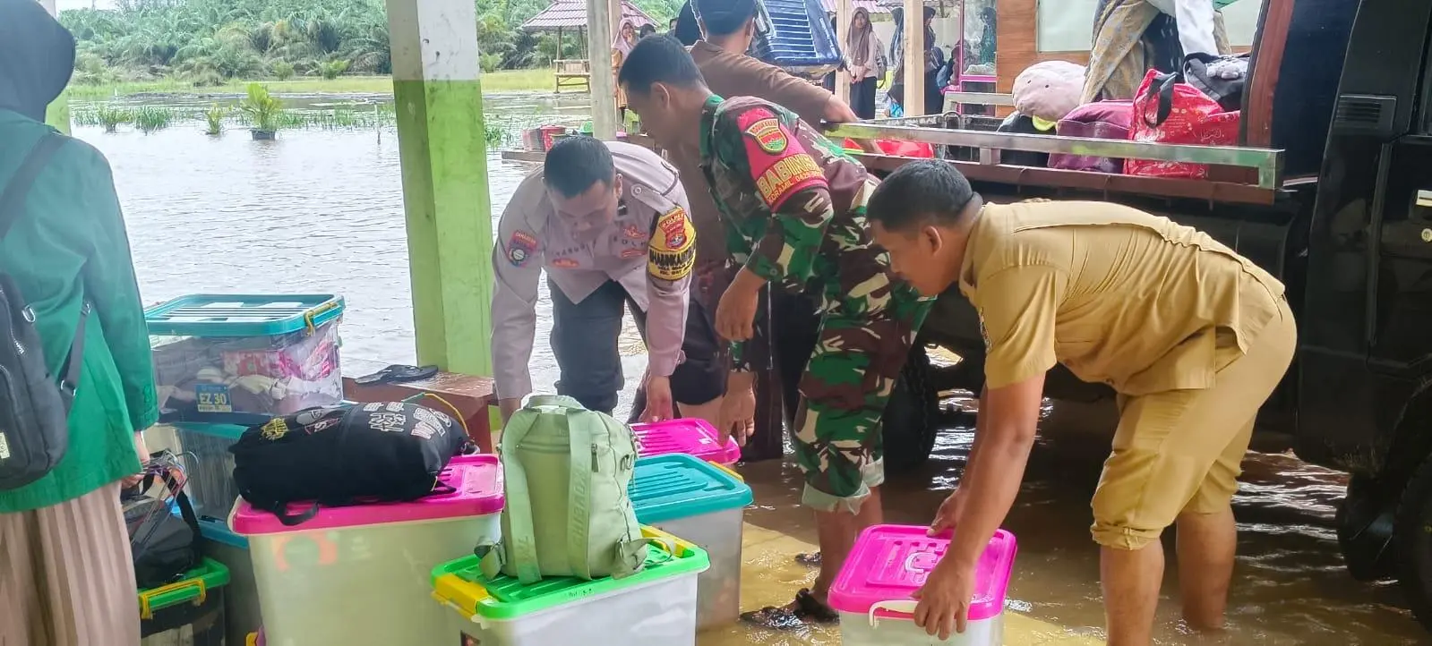 Banjir di Ponpes Darussalamah Cepat Direspon Tim Satgas Tanggap Bencana Polres Lamtim