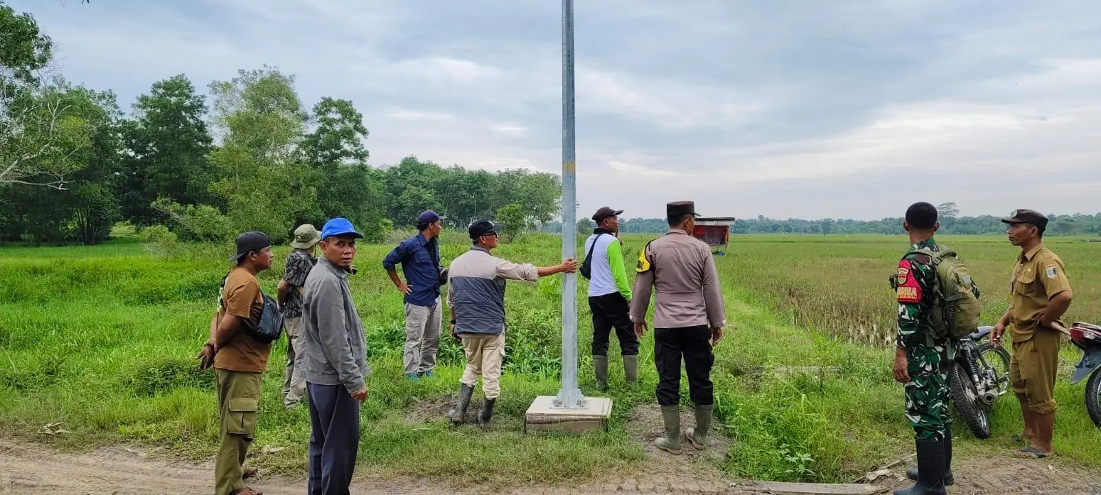 Tim, Survei Lokasi Konflik Gajah Liar Didampingi Bhabinkamtibmas Desa Braja Asri 