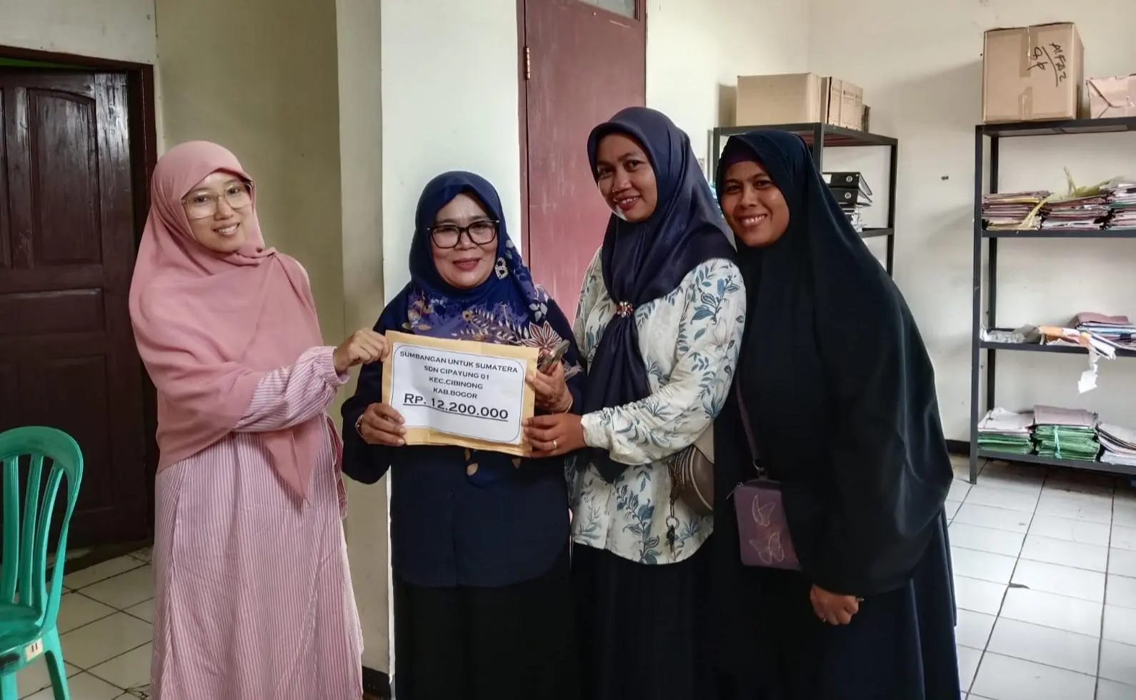 Serahkan Dana Bantuan SDN Cipayung 01 Peduli Bencana Aceh Sumatera.