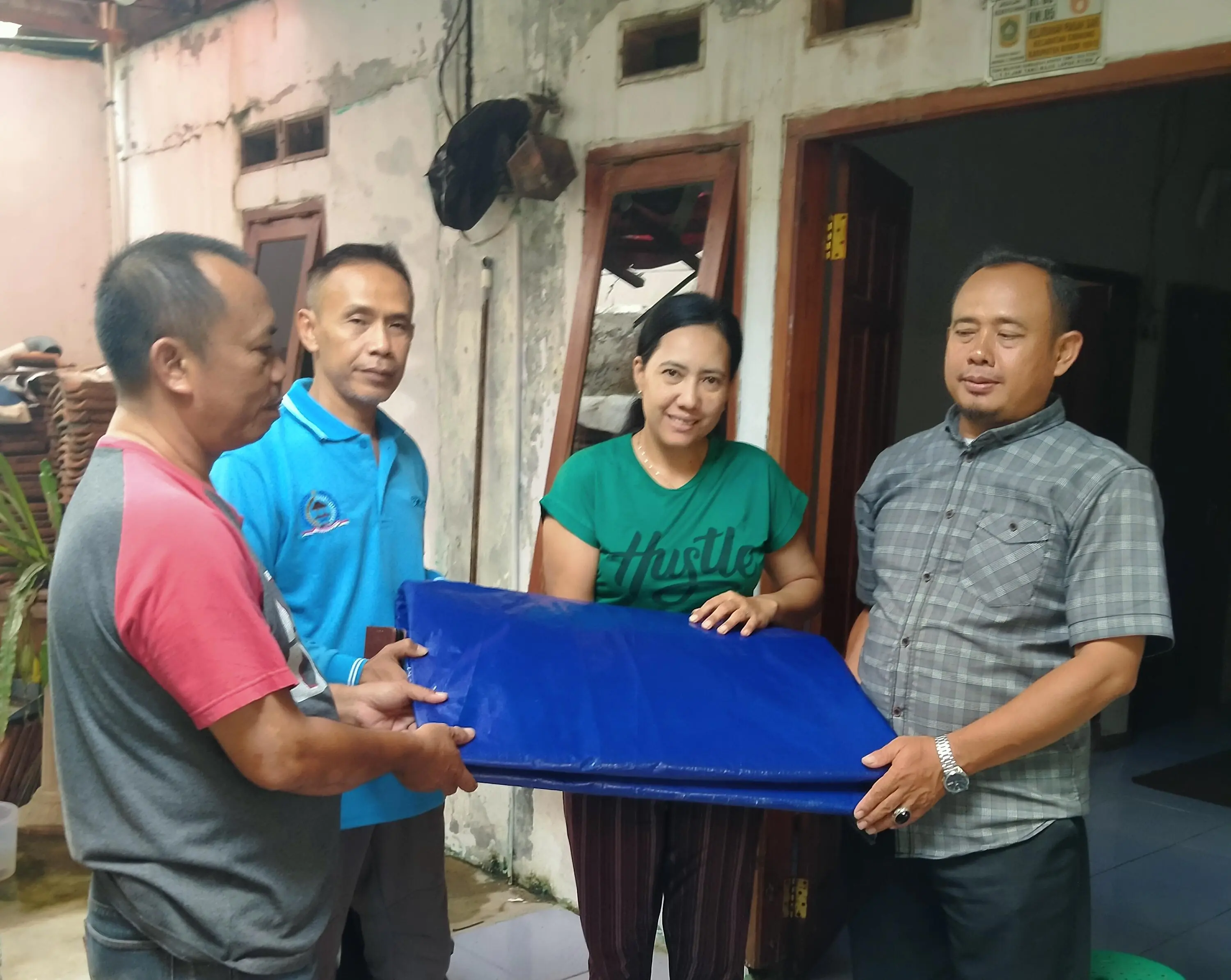 Rumah Tak Beratap Lagi, Kasie Ekbang Kelurahan Pakansari Serahkan Bantuan  Terpal  