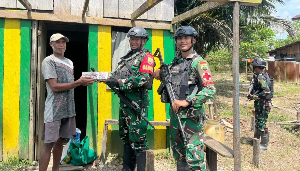 Gelar Patroli Rutin, Satgas Yonif 123/Rajawali Pos Koroway Bagi Sembako serta Pelayanan Kesehatan 