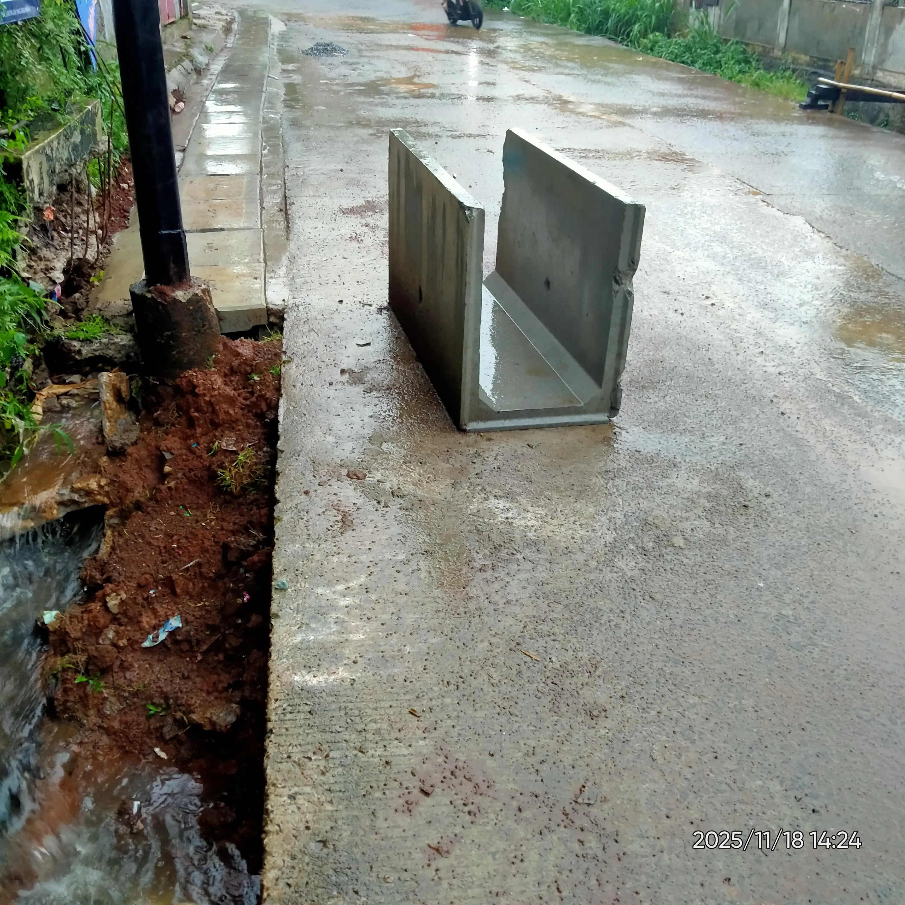 Aspirasi Dewan, Diduga Proyek Drainase  Pemasangan U Ditch Kalimulya Mengenyampingkan Kualitas, Amburadul ?