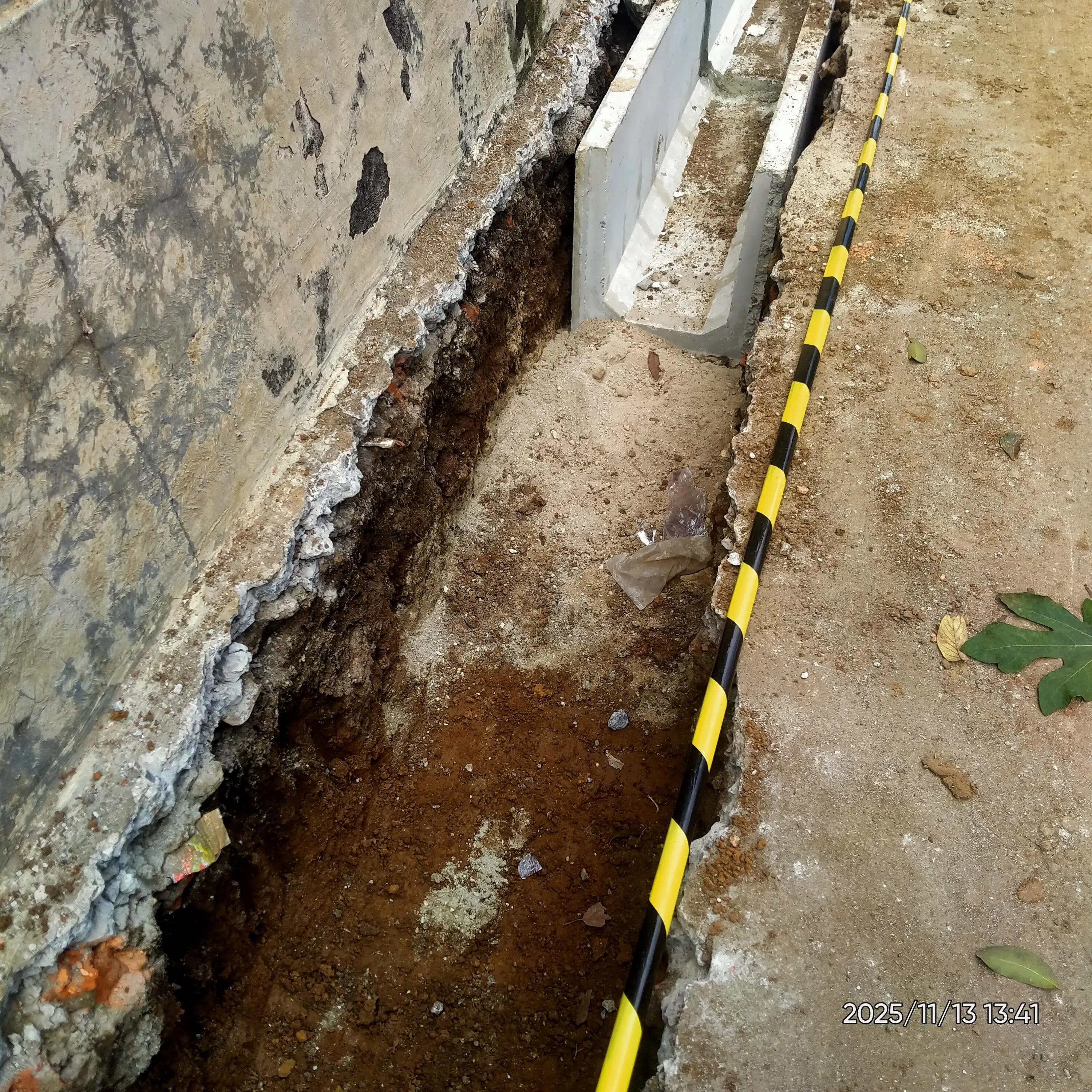 Proyek  Drainase  U,dith Kalibaru disorot Pemasangan U dith Abaikan Lantai Kerja, Transparansipun di Pertanyakan ?