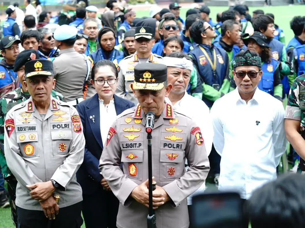 Kapolri Pimpin Apel “Sauyunan Jaga Lembur”  Jalin Senergeritas Polri dan Ojol