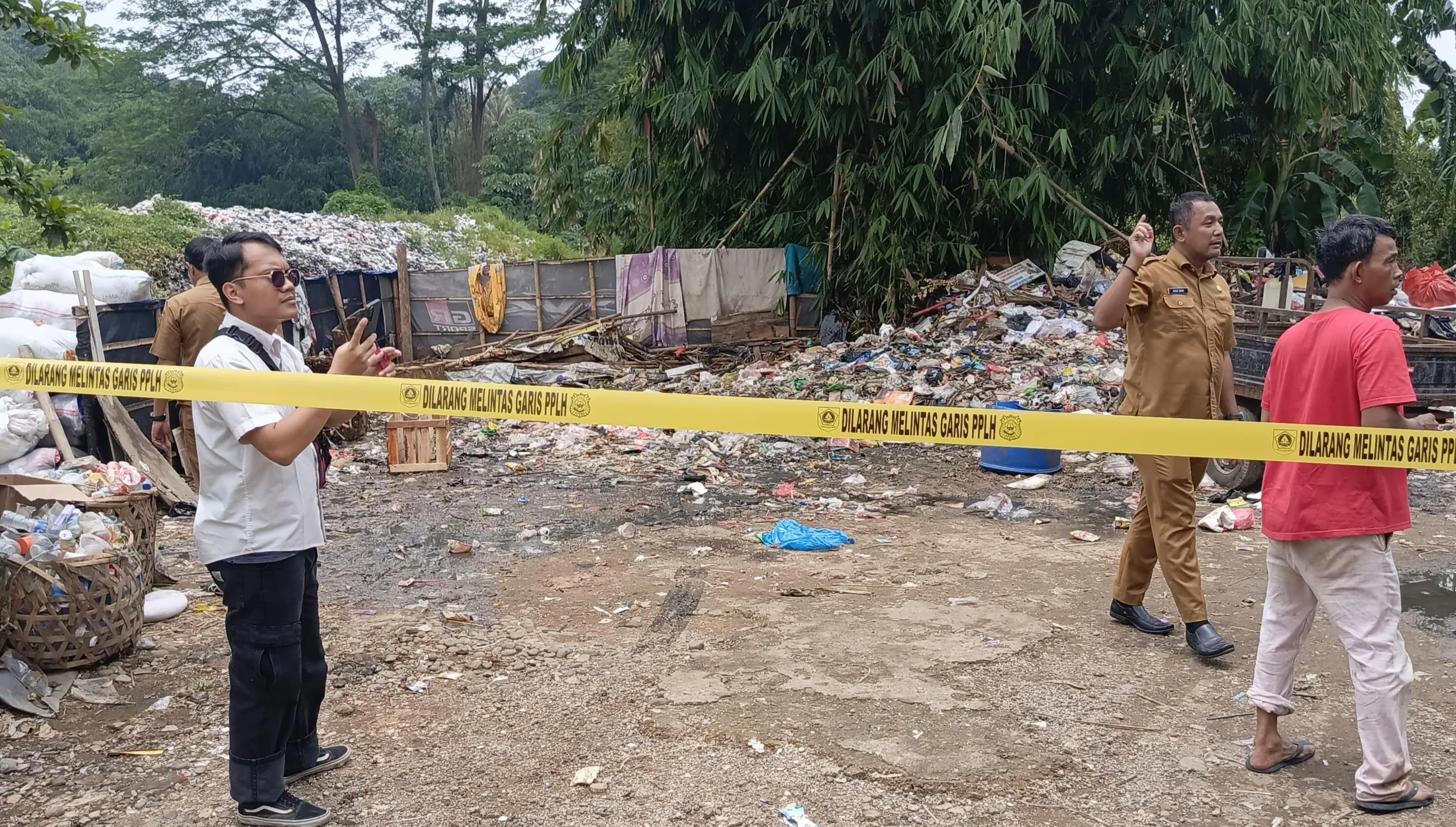 Cepat Tanggap dan Bergerak Cepat Dinas Linngkungan Hidup Kabupaten Bogor Segel  TPS Liar di Karadenan