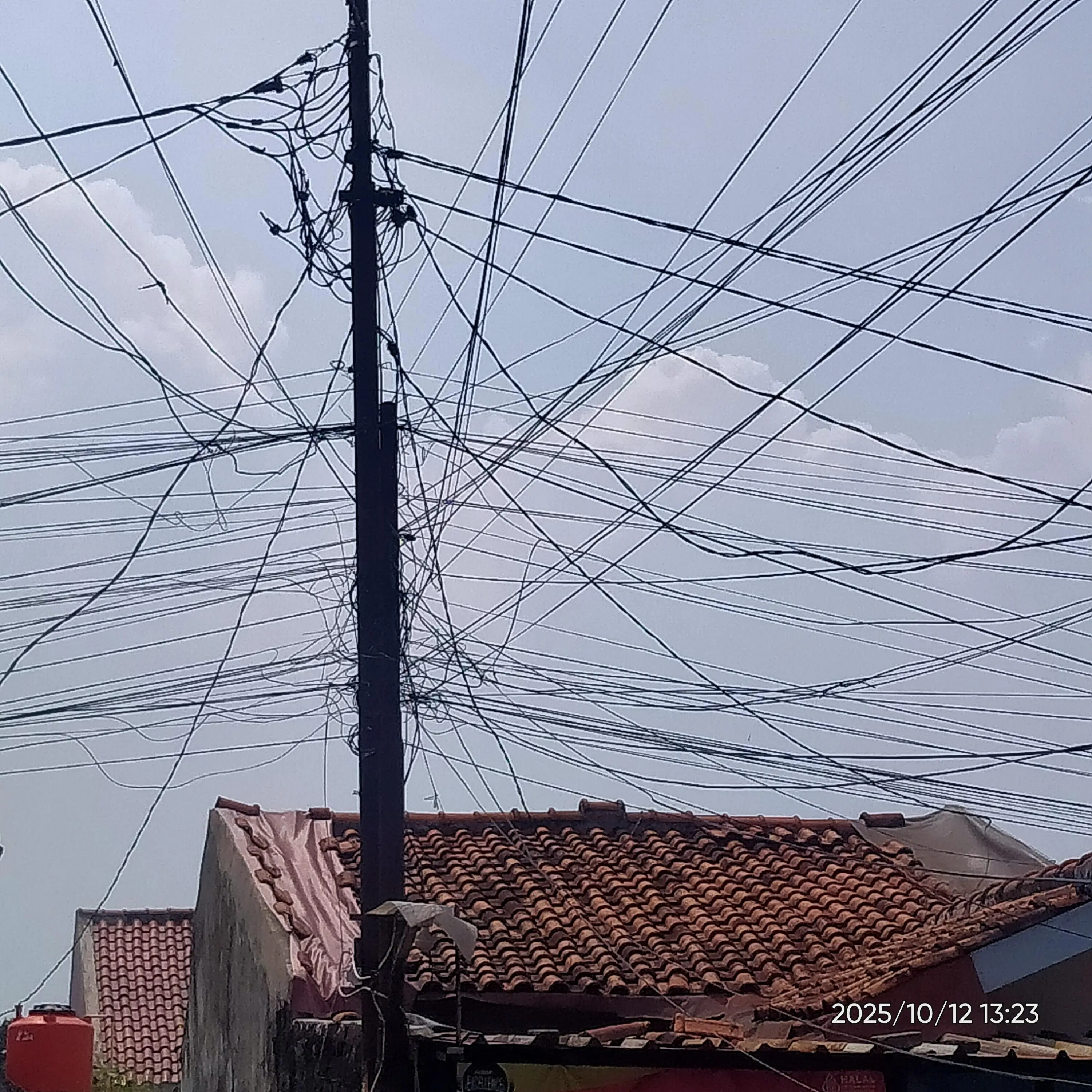 PKL aja Tertibkan Masa Ini  Enggaak , Warga Berharap Pihak Terkait Tertibkan Kabel Semerawut