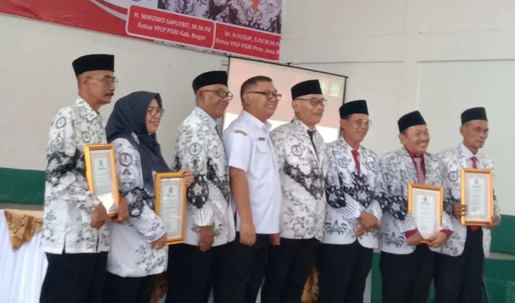 Pembina Pengurus Serta Anggota PGRI Cibinong Sampaikan Ucapan Selamat, dilantiknya Kepengurusan YPLP 2025 -2030.