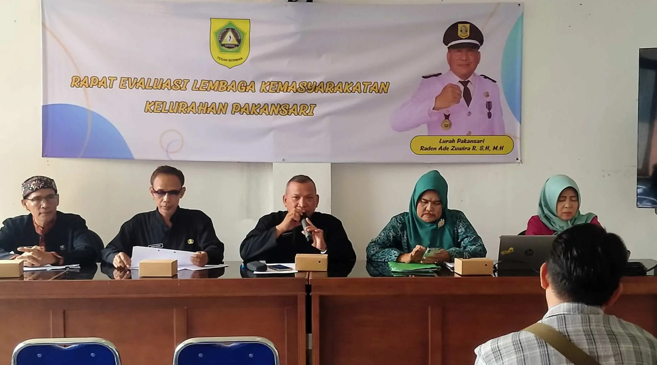 Raden Ade Zuwira Pimpin Rapat Evaluasi Lembaga Kemasyarakatan Kelurahan Pakansari 