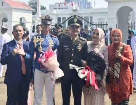 Pasangan Makmur Hidayat Nurhanisda, Bangga dan Terharu Kedua Putranya Jadi Perwira TNI 