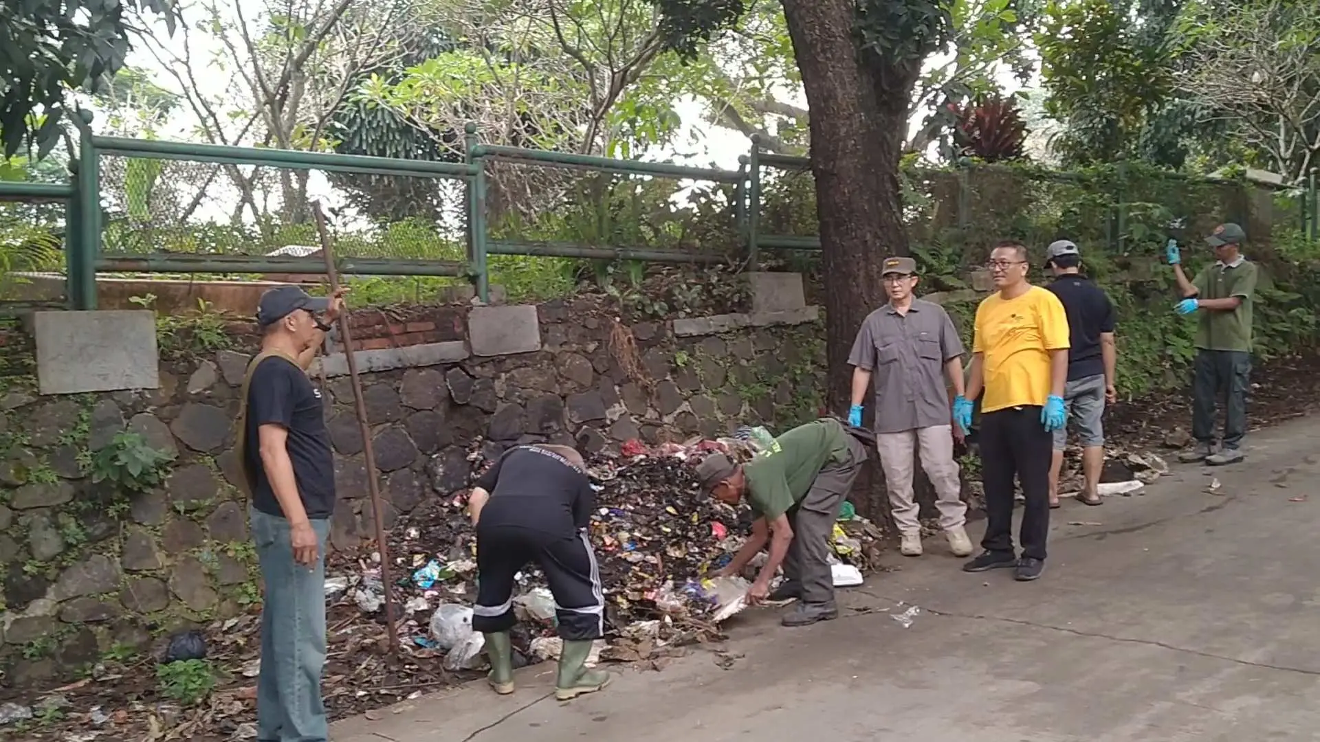 Jumat Bersih Kecamatan Cibinong Dalam Rangkaian Bulan Bhakti Gotong Royong Masyarakat 