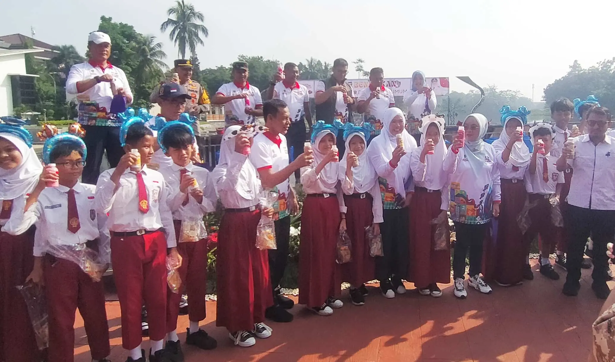 Wakil Bupati Bogor Ade Ruhandi Pimpin Tabur Benih Ikan di Setu Plaza Cibinong 