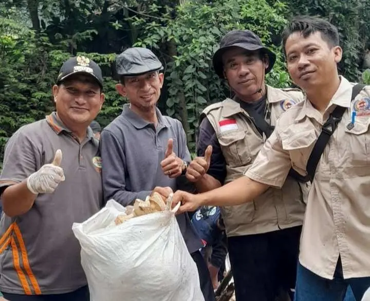 Dalam Rangka Bulan Bhakti Gotong Royong ke XXll Kecamatan Cibinong Bebersih Sampah Kali Baru