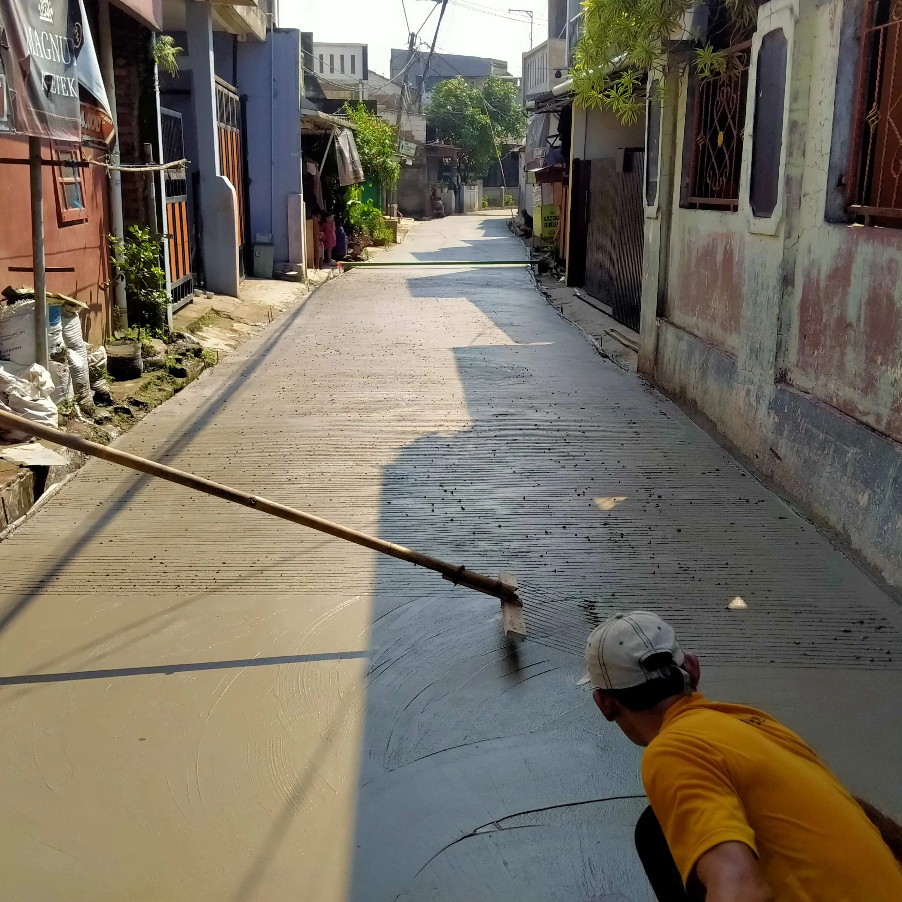 Warga Rukun Tetangga 02 dan 03 Apresiasi Pembangunan Betonisasi Jalan Wilayahnya 