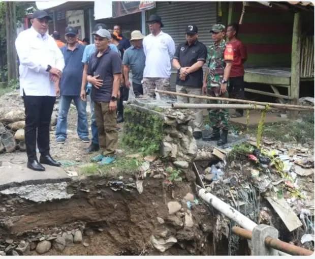 Mantap !! Pembangunan Sementara Jembatan Ambruk, Pakai Dana Pribadi Bupati 