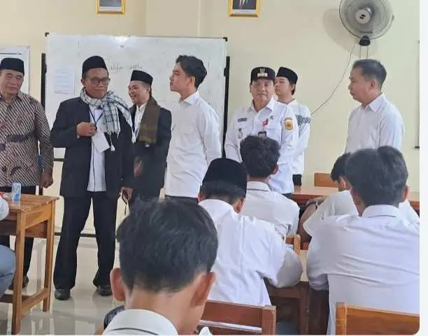 Bachril Bakri Dampingi Gibran Rakabuming Raka Tinjau Makan Bergizi Gratis di Kemang 