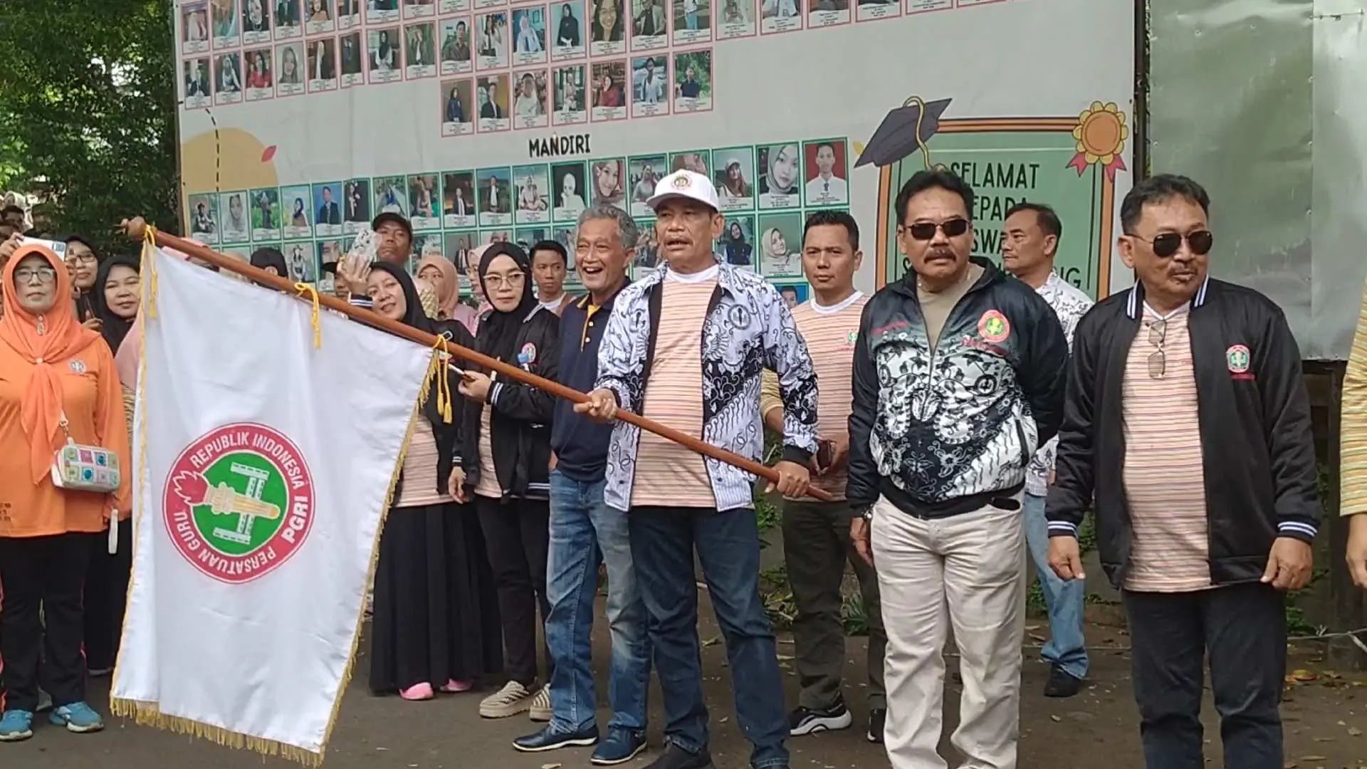 Amsohi Hadiri Jalan Sehat PGRI Cabang Cibinong 