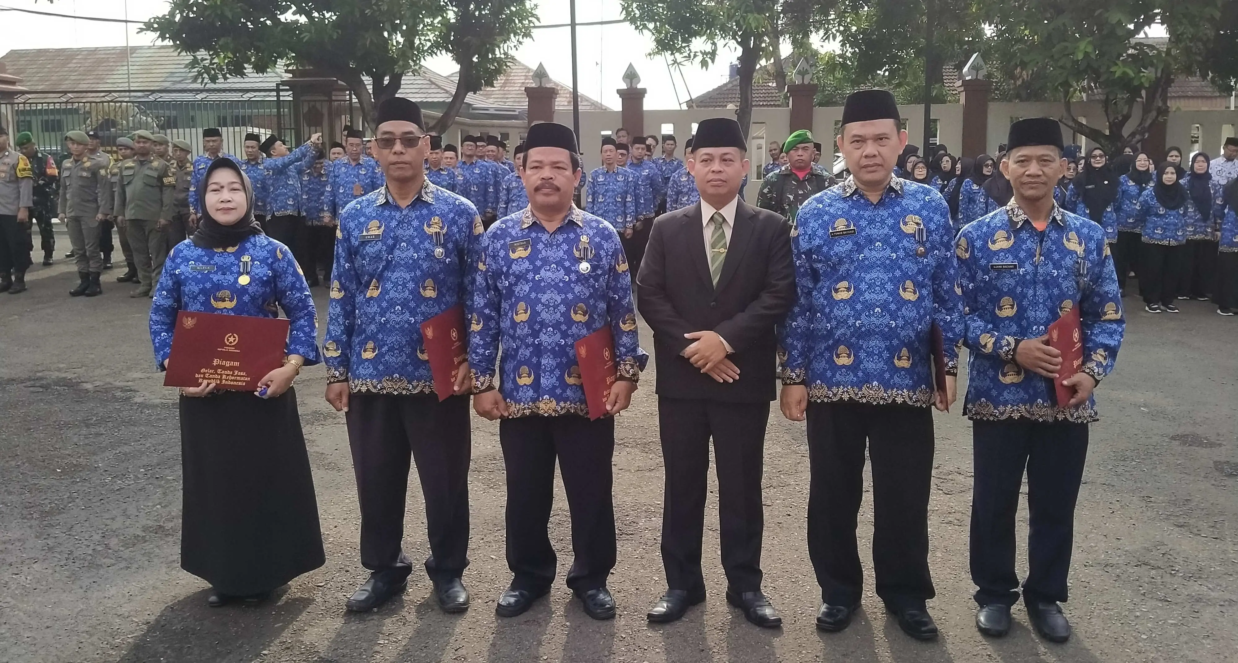 Apip Junaedi Inspektur Upacara Peringkatan Hari Pahlawan Tingkat Kecamatan Cibinong 
