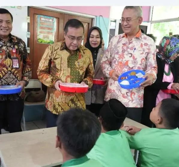 Bachril Bakri dan Komisi IX DPR Tinjau Program Makan Bergizi Gratis di SDN Pakansari 01